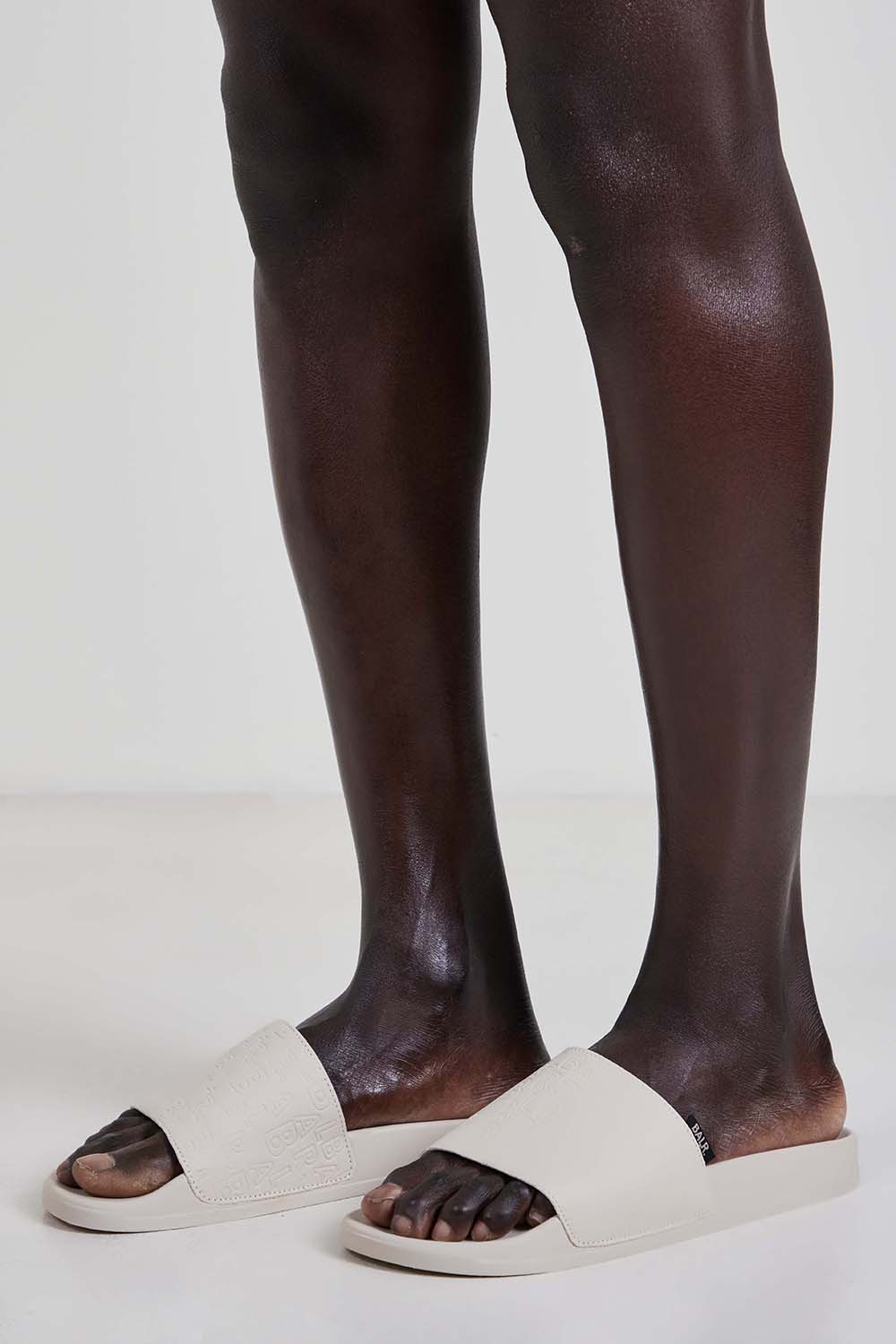 תמונת כל הלוק של כפכפי סלייד